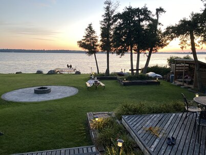 Private and Quiet Waterfront Cottage with stunning view weekly/monthly discount