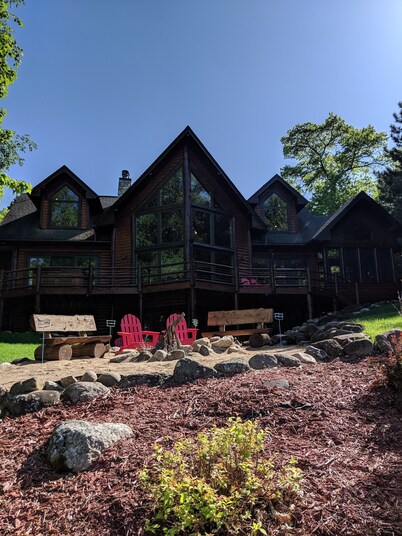 Casa de agua de lujo en Whitefish Chain of lakes