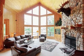 Smart-tv, een open haard, een dvd-speler en een stereo