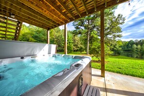 Outdoor spa tub - Pond-front cabin with private hot tub, fireplaces, furnished deck, & game room (Copperhill)