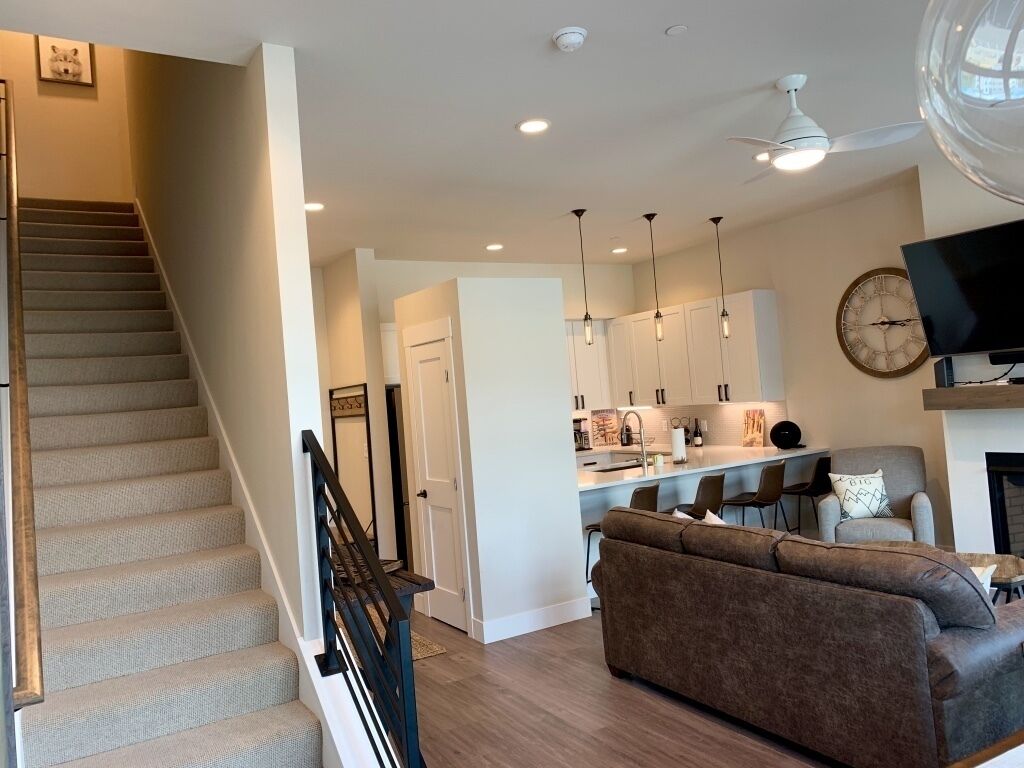 Smart TV, fireplace, DVD player