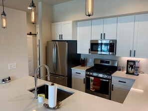 Kühlschrank, Mikrowelle, Ofen, Herdplatte