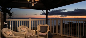 Ocean-Front Beach Cottage with 2 Bedrooms, 2 bath, Full Kitchen and shared deck