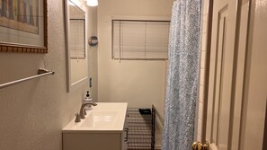 Combined shower/bathtub, hair dryer, towels, soap - Ocean-Front Beach Cottage with 2 Bedrooms, 2 bath, Full Kitchen and shared deck (San Clemente)