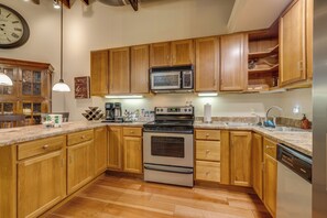 ثلاجة، ميكروويف، فرن، موقد طهي مسطح