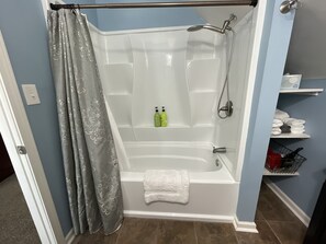 Ducha y bañera combinadas, secador de pelo, toallas y jabón