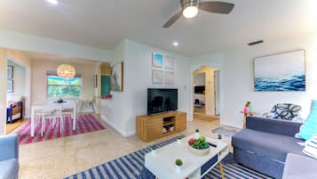 Cottage dành cho gia đình, nhiều giường, không hút thuốc, cạnh bãi biển | Khu phòng khách | Smart TV 43-inch có truyền hình kỹ thuật số