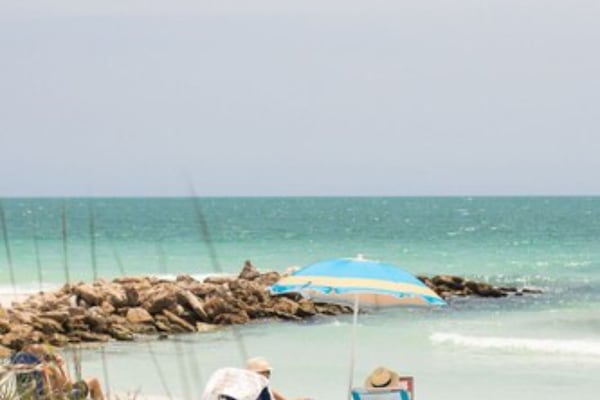 海灘、白沙、太陽傘、沙灘巾