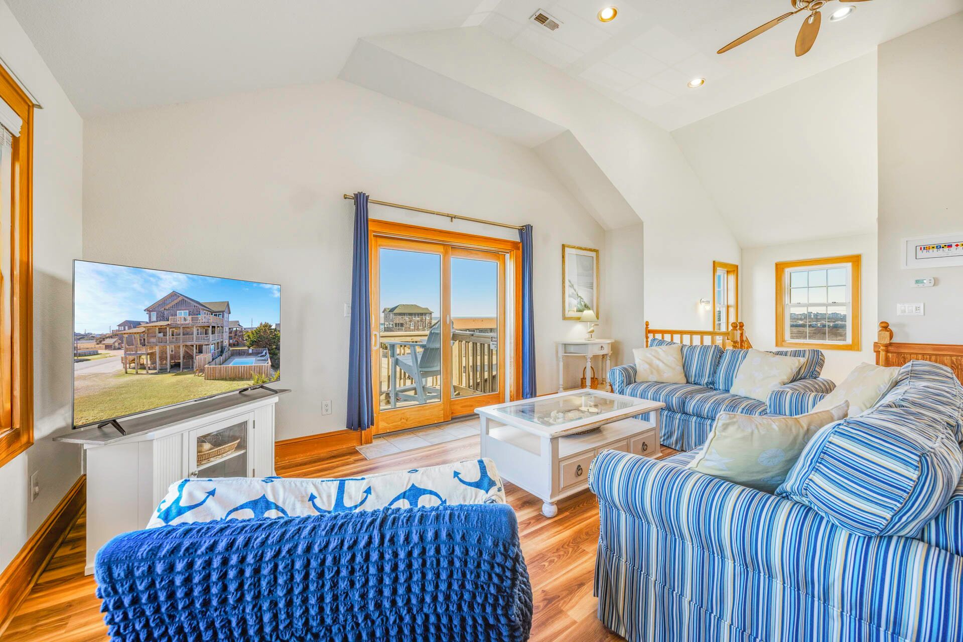 Télévision, lecteur de DVD, chaîne hi-fi