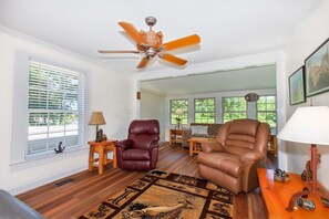 تلفزيون ذكي، مشغل دي في دي، كُتُب، مكتبة فيديو