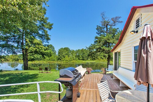 Piilotettu taivas järven talo. Hiljainen oma mökki