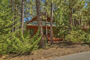 Exterior - Summit Paradise by Destination Big Bear : Mountain Log Cabin Walking Distance to Snow Summit! Hulu Live & Roku! Charcoal BBQ! (Big Bear Lake)