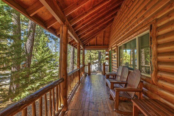 Terrace/patio - Summit Paradise by Destination Big Bear : Mountain Log Cabin Walking Distance to Snow Summit! Hulu Live & Roku! Charcoal BBQ! (Big Bear Lake)