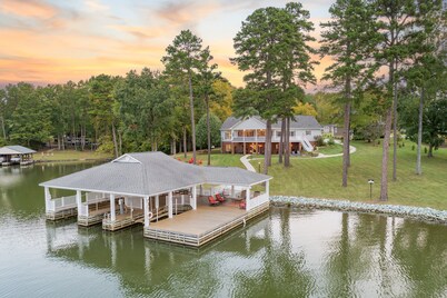 Lake Hyco Retreat - Family Friendly, VIR, Raleigh, Durham, RDU