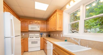 Lake Hyco Retreat - Family Friendly, VIR, Raleigh, Durham, RDU