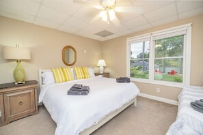 5 sovrum, värdeförvaringsskåp på rummet och skrivbord