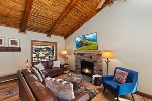 Televisie, een open haard, videospelletjes en een dvd-speler