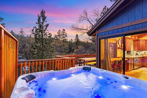 Outdoor spa tub - Echo Inn the Canyon: Close to Bear Mountain Ski Resort and Golf Course! Hot Tub! Amazing Slope Views of Bear Mountain! Game room! Modern Mountain Decor! (Big Bear Lake)