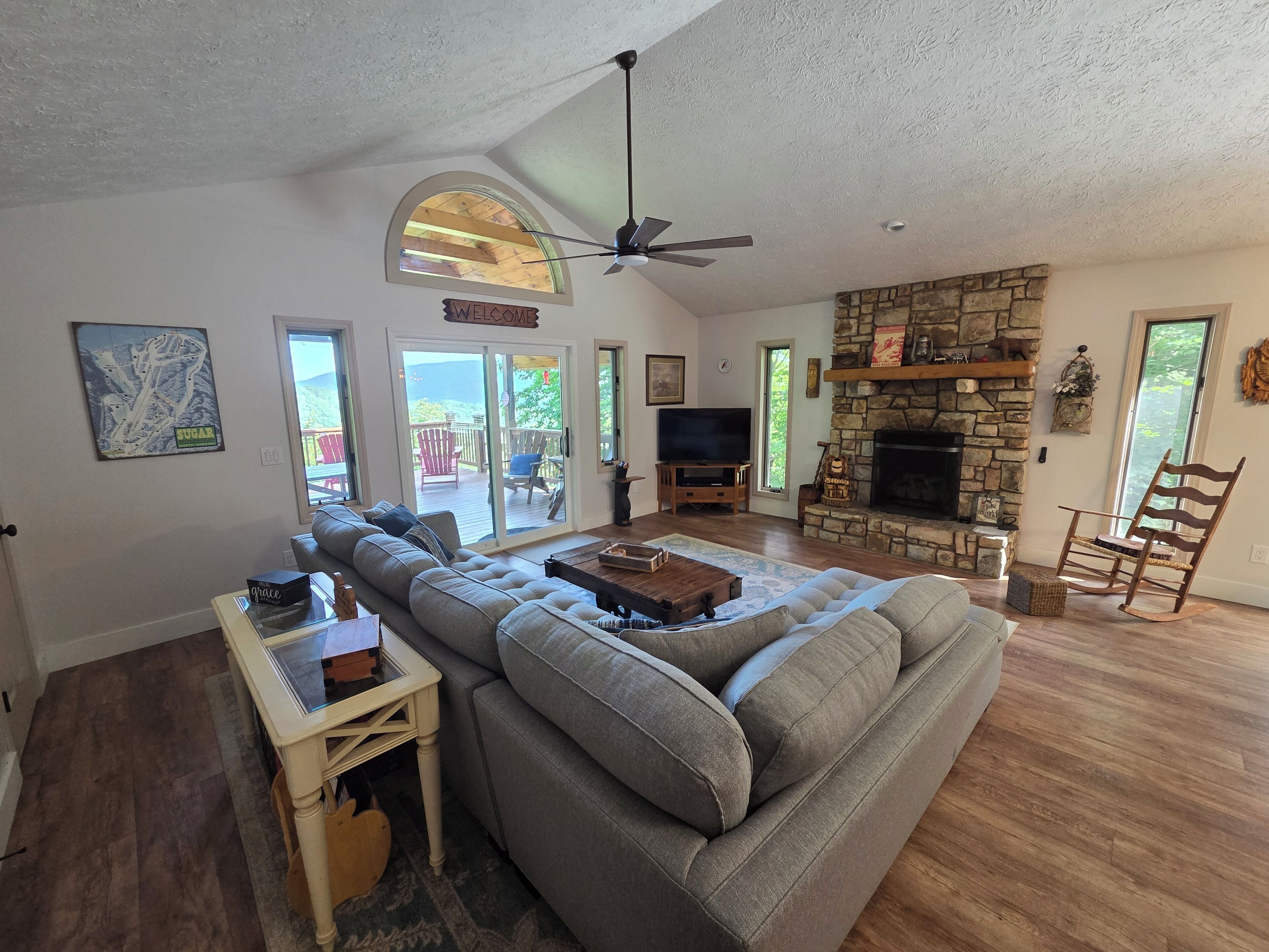 Smart TV, lareira, DVD player, livros