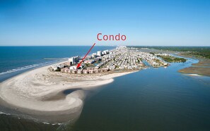 Vista aérea de una zona costera con numerosos edificios identificados como 'Condo'.
