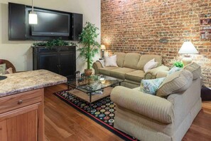 Smart TV, DVD player, books, offices - Urban Living Loft, Downtown Bristol (Bristol)