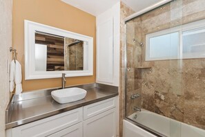Douche, serviettes fournies