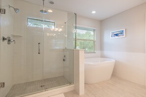 Ensemble douche/baignoire, sèche-cheveux, serviettes fournies, savon
