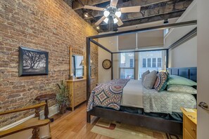 2 habitaciones, escritorio, tabla de planchar con plancha y wifi gratis 