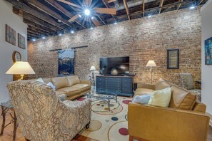 Una Smart TV, un reproductor estéreo, una oficina