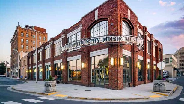 A building with a sign reading "Country Music Museum".