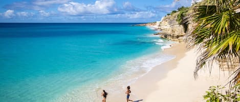 Ubicación a pie de playa, tumbonas y toallas de playa