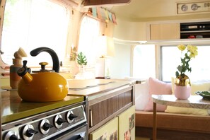 Refrigerador, horno, parrilla de estufa y cafetera y tetera 