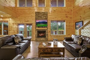 Älytelevisio, takka, videopelejä, DVD-soitin