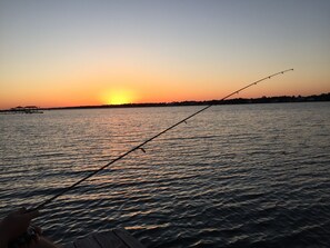 Una playa cerca, sillas reclinables de playa