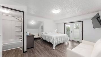 5 bedrooms, desk, iron/ironing board, WiFi