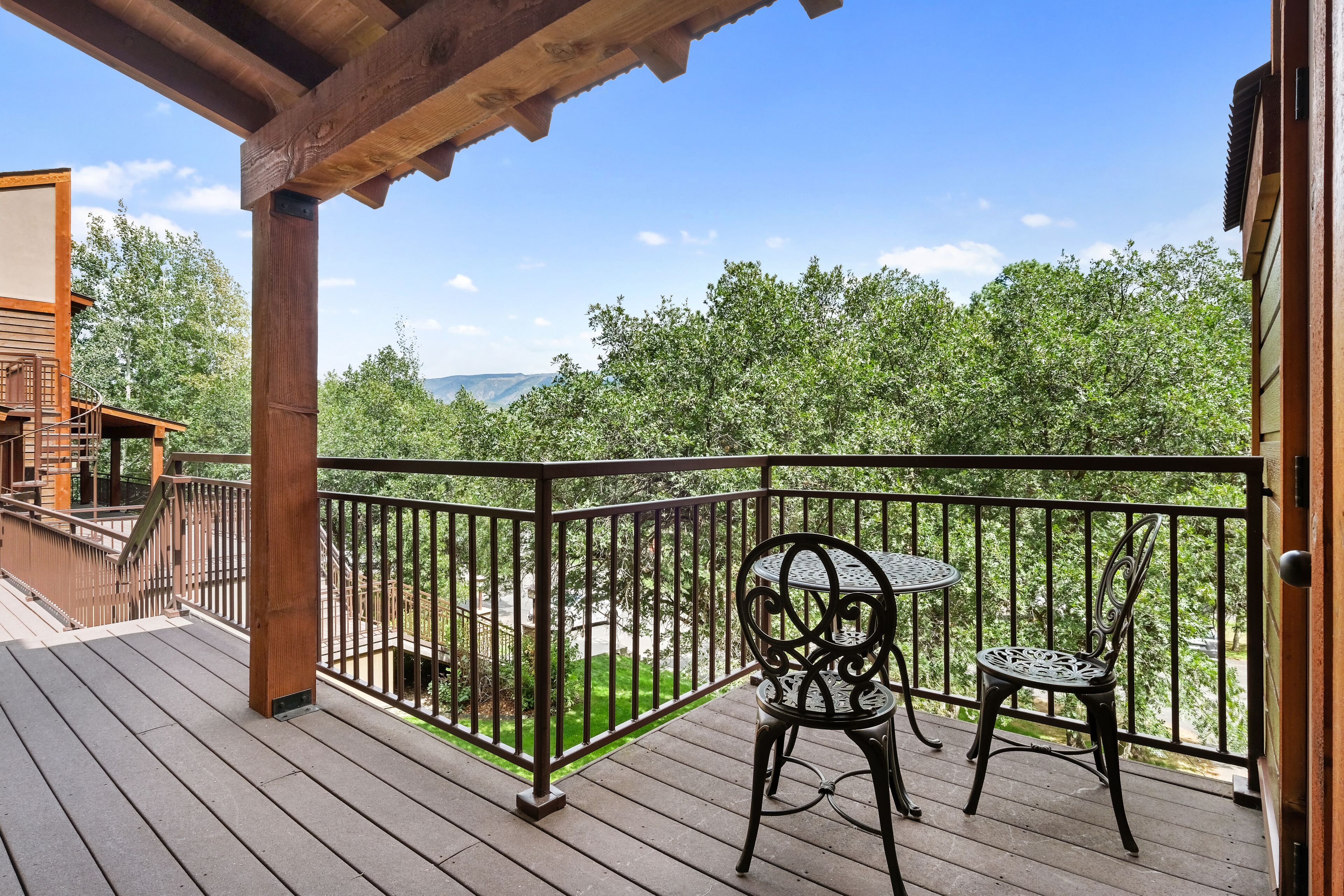 Quaint condo w/ shared hot tub, pool, tennis courts, gym & playground