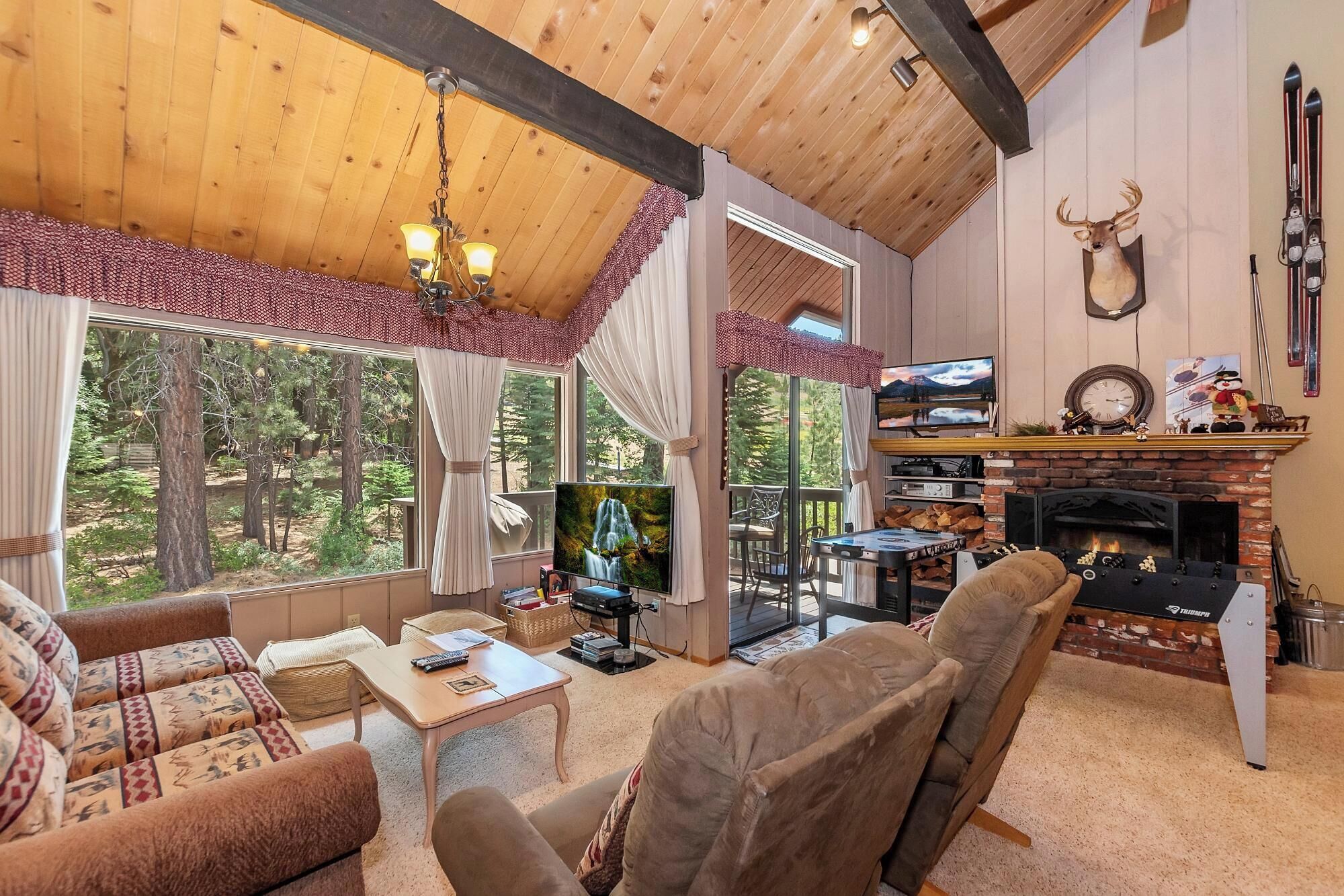 Tv, eldstad, dvd-spelare och bordsfotboll