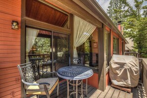 Outdoor dining - Snow Summit Slopeside Retreat by Destination Big Bear : National Forest & Ski Slope Views! (Big Bear Lake)