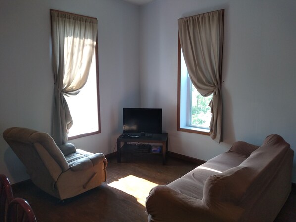 TV, video games - Upper Level Duplex Near Downtown (Lafayette)