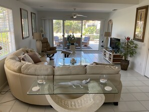 Flat-screen TV, DVD player, books, stereo - Luxury Villa in Village Walk North Naples Check availability for season 2026/27 (Naples)