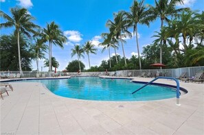 Opvarmet pool, en pool med baner