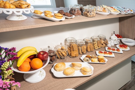 Desayuno buffet incluido todos los días . Ilice B&B