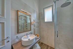 Standard Double Room, Balcony (Lupiae) | Bathroom | Shower, rainfall showerhead, free toiletries, hair dryer - Ilice B&B (Lecce)