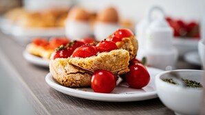 بوفيه فطور مجانًا يوميًا