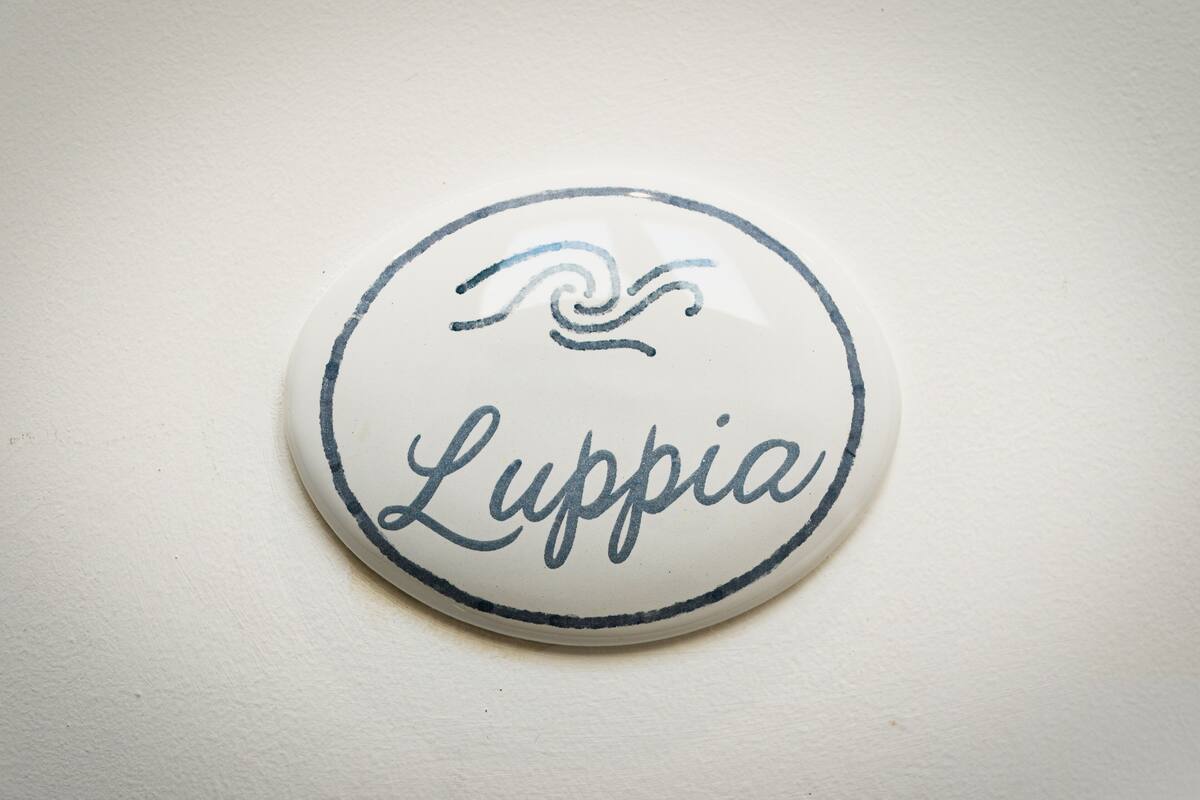 标准三人房 (Luppia) | 高档床上用品、加厚床垫、客房内保险箱、办公桌