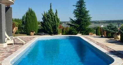 Maison familiale avec panorama sur le lac Velence, piscine et Wifi gratuit.