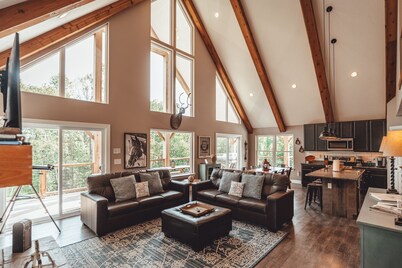 Secluded 20-Acre Luxury Retreat | Private Trails & Hot Tub, Wifi