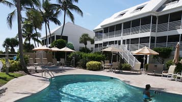 Alberca al aire libre y alberca climatizada