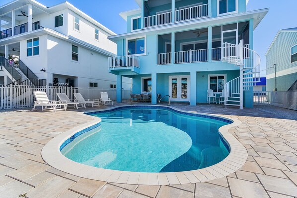 Lämmitetty uima-allas