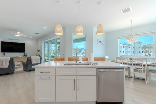 ☀️Canal Front Home with Private Pool | Quick Walk to Beach | Beach Nuts☀️